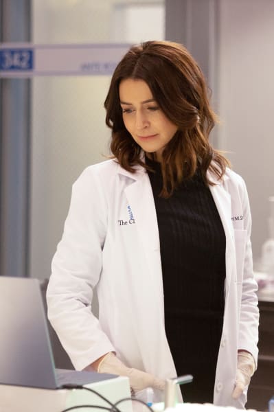 Fond Looks and Distractions  - Grey's Anatomy Season 18 Episode 7