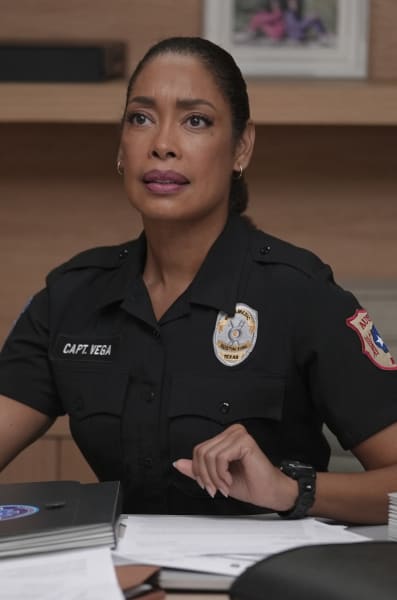 (Wo)manning the Desk -tall - 9-1-1: Lone Star Season 4 Episode 4