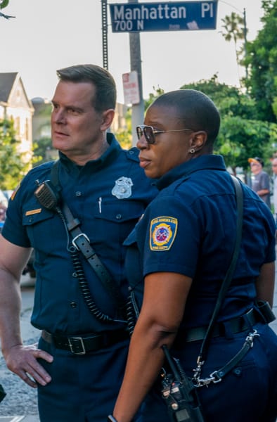 Manhattan Place Call - 9-1-1 Season 3 Episode 1