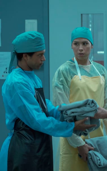 Dr. Allen and Dr. Baitz with Towels - Coroner Season 1 Episode 7