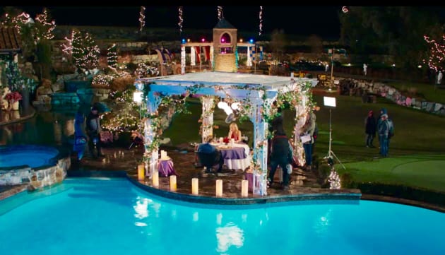UR_303 Wide shot of the August and Serena's date - UnREAL Season 3 Episode 3