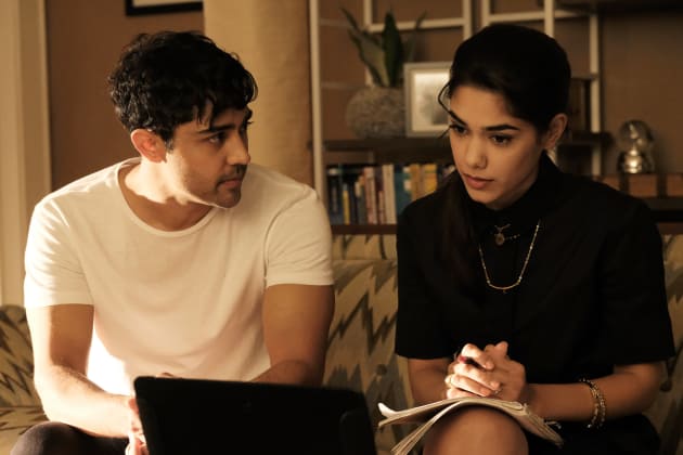 Devon Helps Priya Investigate - The Resident Season 1 Episode 7