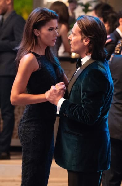 Negotiations with a Beat - Blood & Treasure Season 1 Episode 6