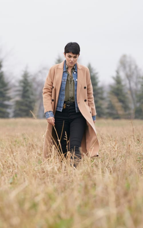Jenny Walks The Field - Coroner Season 1 Episode 8