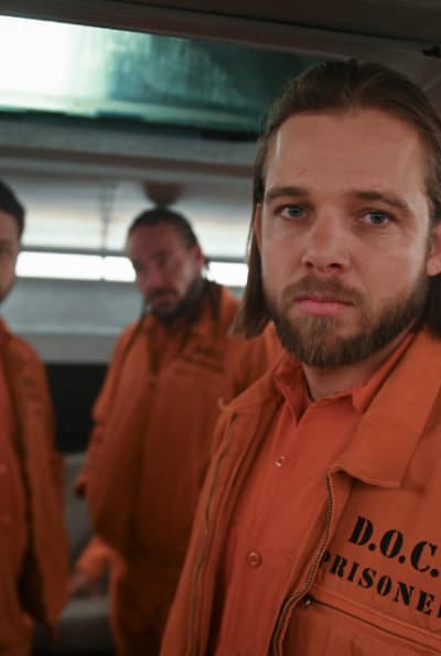 Bode e Three Rock Inmates durante o transporte.  - Fire Country, temporada 2, episódio 8