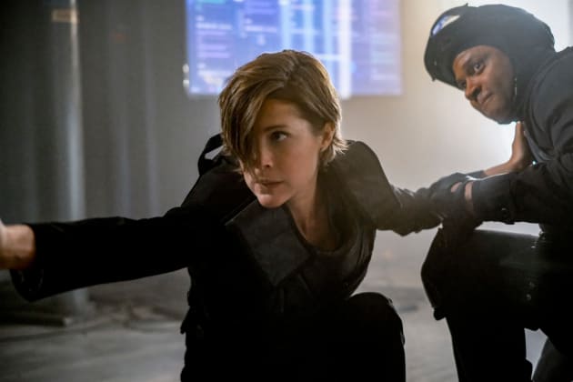Lyla Takes Down an Enemy - Arrow Season 6 Episode 22