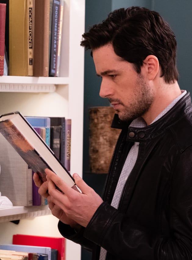 Just the Right Book - Good Witch Season 5 Episode 9