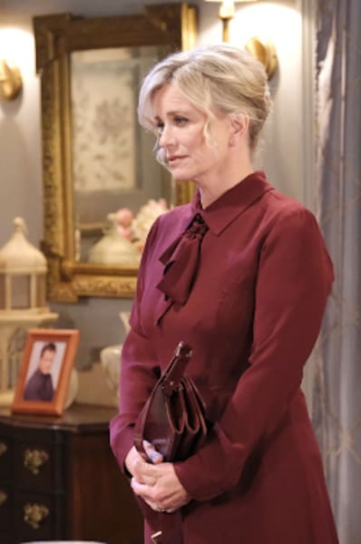 Kayla is There for Julie / Tall  - Days of Our Lives