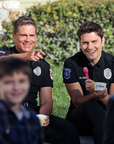 Owen y TK comen helado - Grande - 9-1-1: Lone Star Temporada 2 Episodio 10