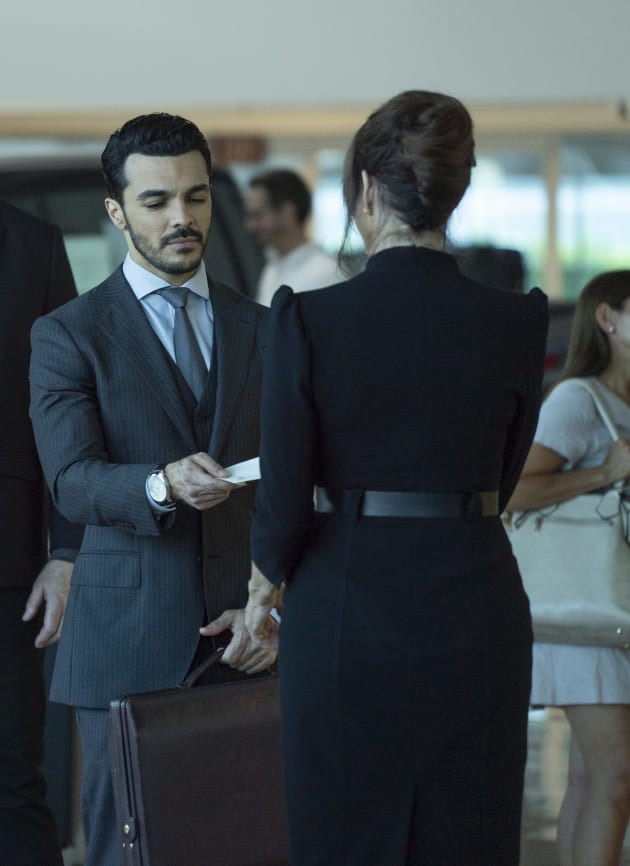 Dirty Money - Grand Hotel Season 1 Episode 9
