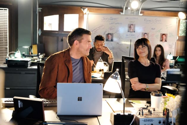Quinn and Chet: All Smiles in the Control Room - UnREAL Season 3 Episode 9