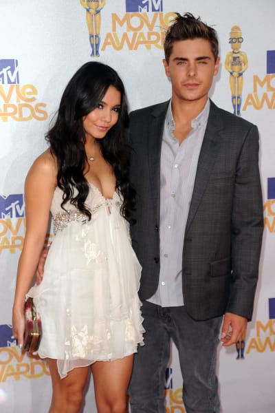   Vanessa Hudgens (esquerda) e Zac Efton chegam ao MTV Movie Awards 2010