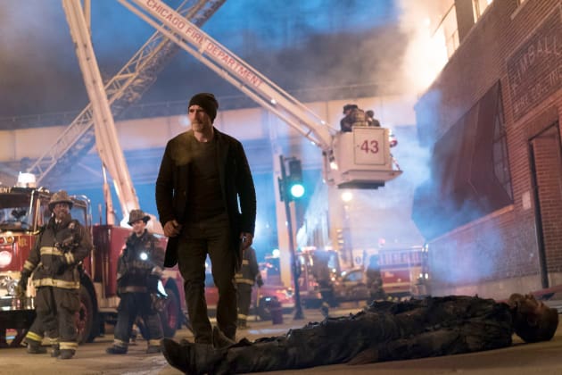 Olinsky Surveys The Dead - Chicago Fire Season 5 Episode 15