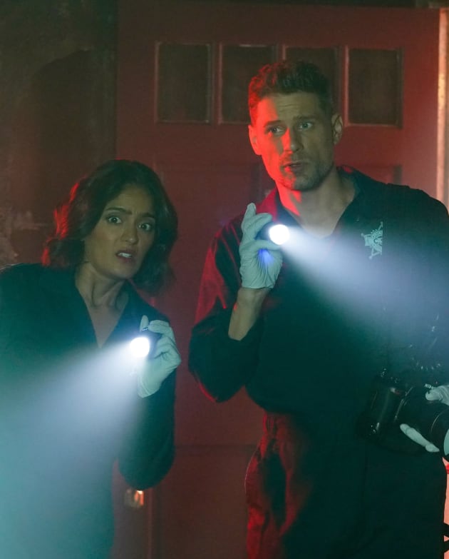 Looking for Clues - CSI: Vegas Season 2 Episode 7