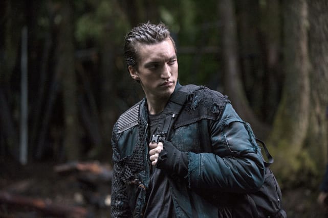 Murphy Throwing Shade - The 100 Season 2 Episode 10