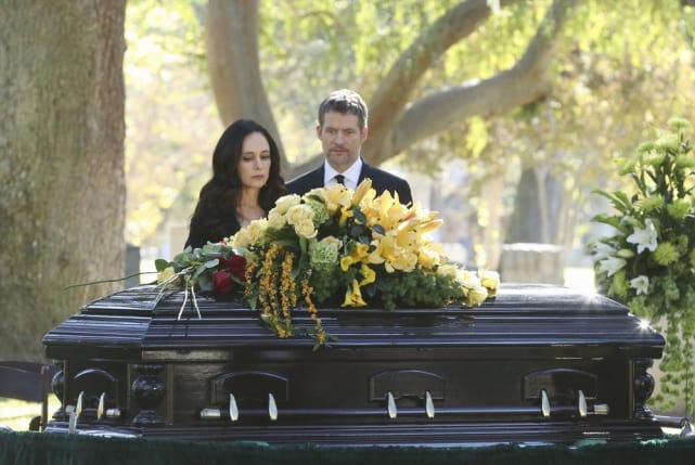 Victoria Mourns - Revenge Season 4 Episode 11