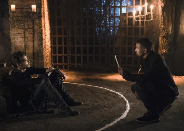 A Circle - The Originals Season 4 Episode 1