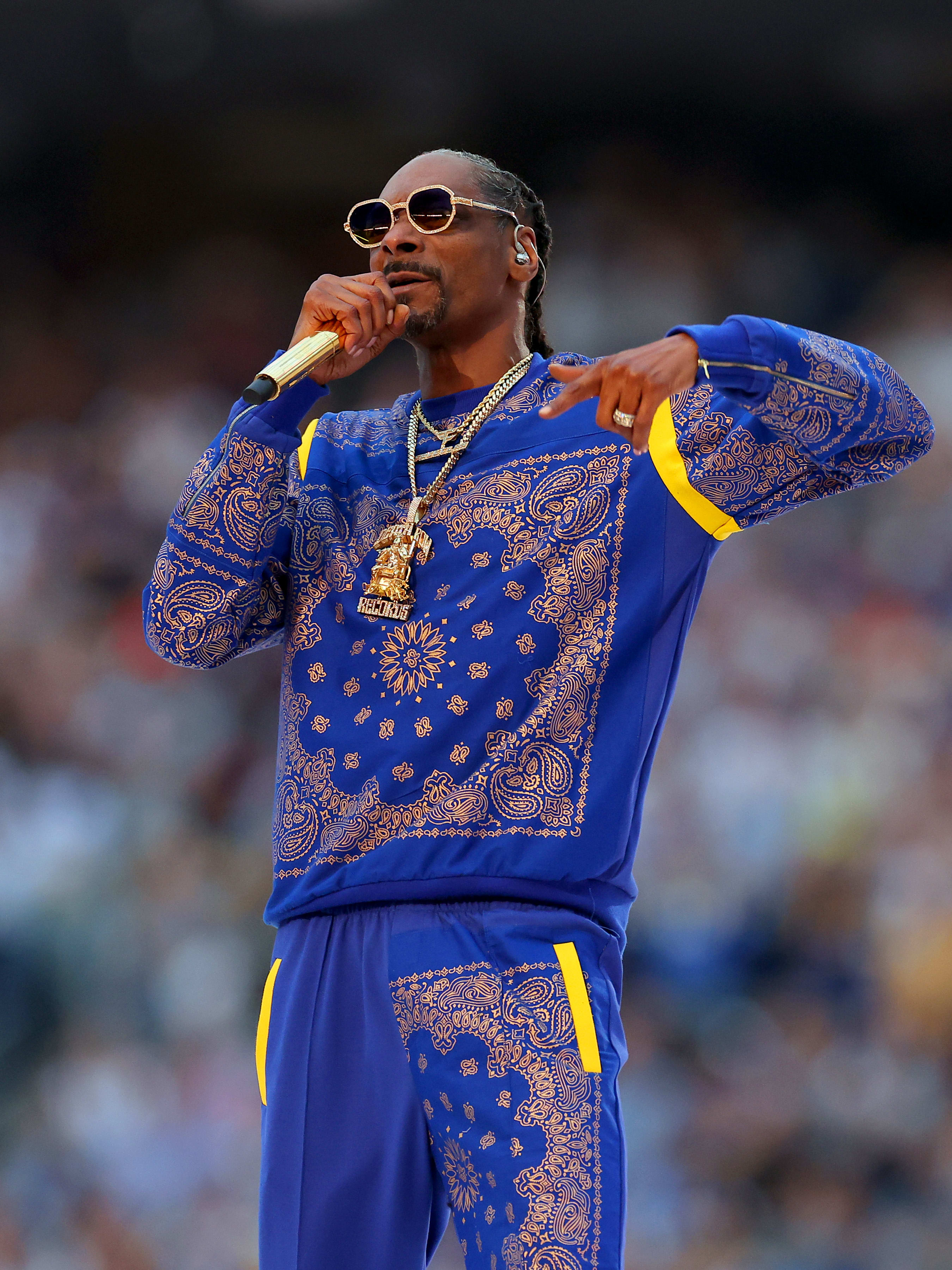 Snoop Dogg performs during the Pepsi Super Bowl LVI Halftime Show - TV  Fanatic