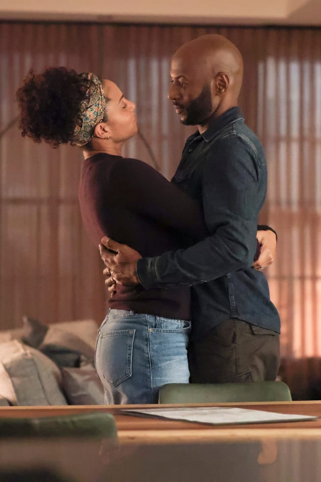 The Howards Embrace - A Million Little Things Season 3 Episode 4