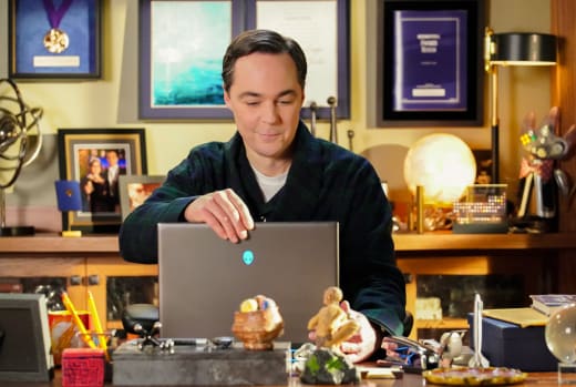 O adulto Sheldon parece satisfeito - Young Sheldon, temporada 7, episódio 14