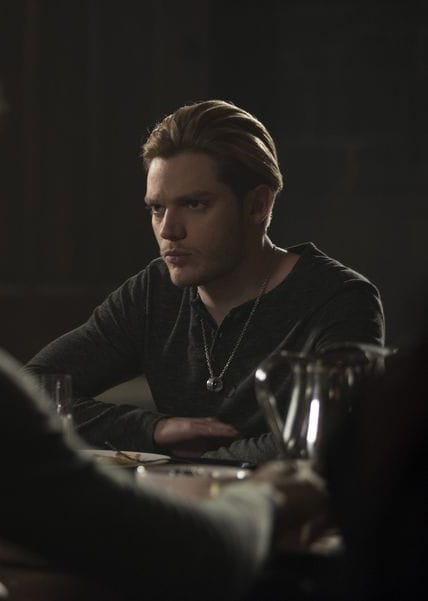 Consoling - Shadowhunters Season 3 Episode 15