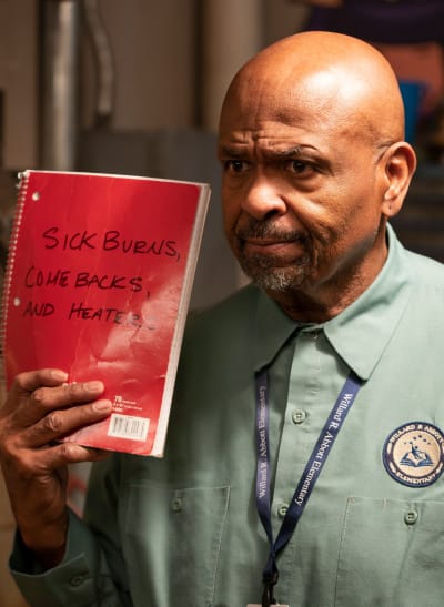 El Sr. Johnson sostiene un cuaderno - Abbott Elementary Temporada 3 Episodio 7