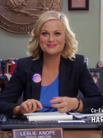 Leslie en su escritorio - Parques y recreación Temporada 6 Episodio 7