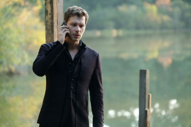 Making Some Calls - The Originals Season 5 Episode 7
