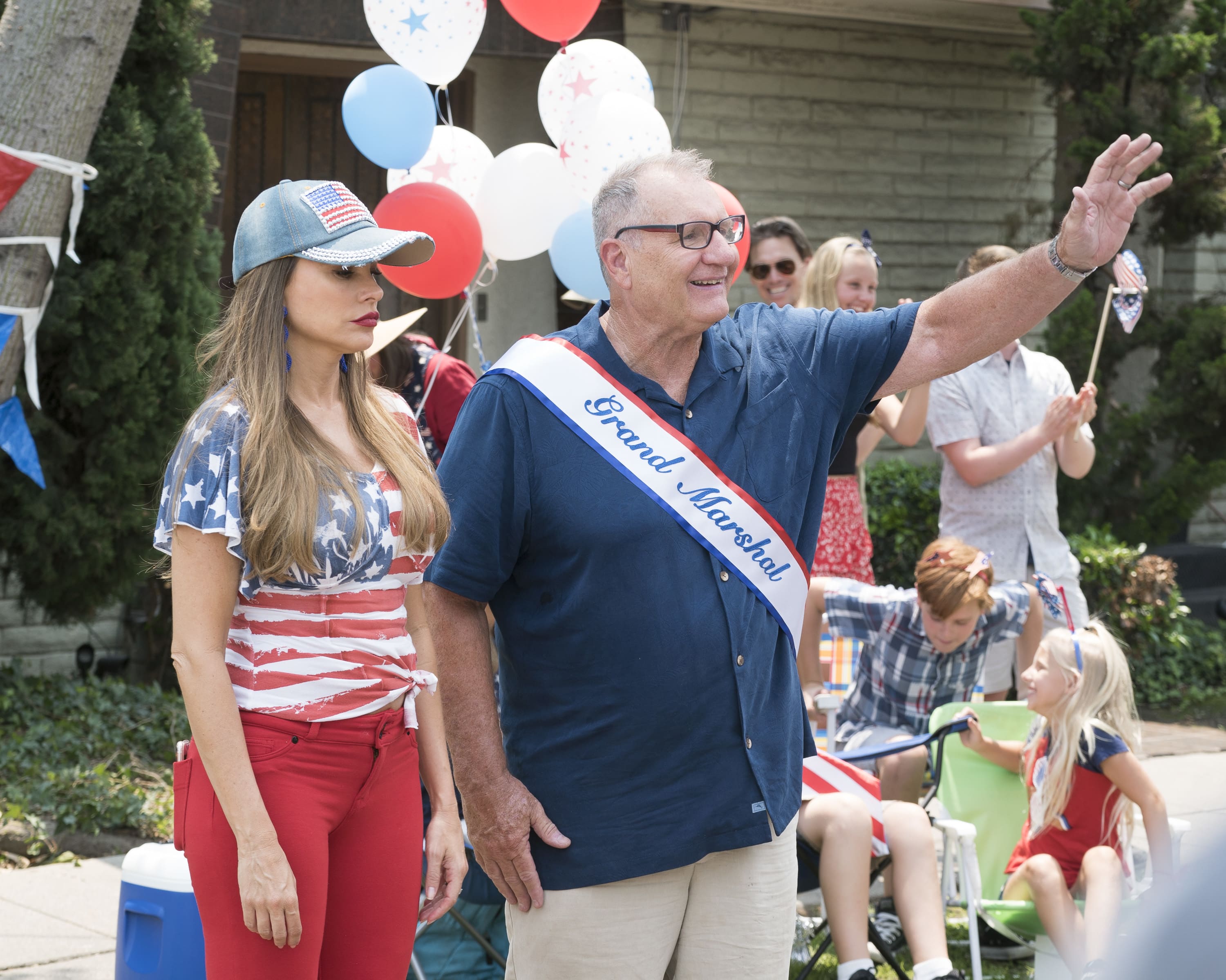 Jay And Gloria On The 4th Modern Family Season 10 Episode 1 Tv Fanatic