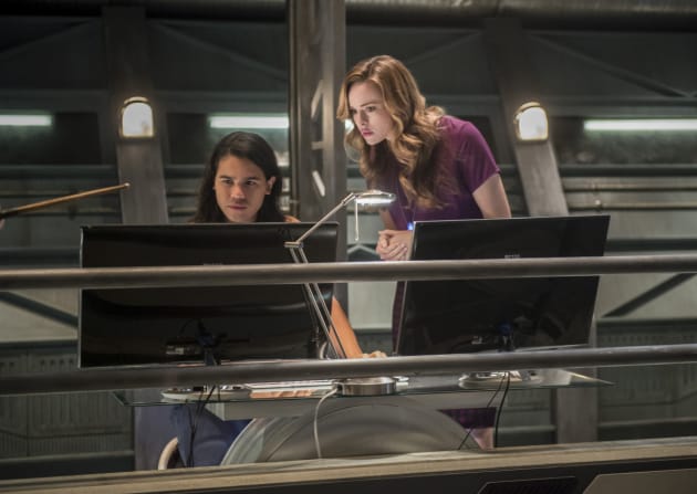 Team Flash on the case - The Flash Season 3 Episode 11
