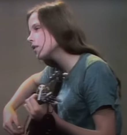 Garota toca guitarra no ZOOM