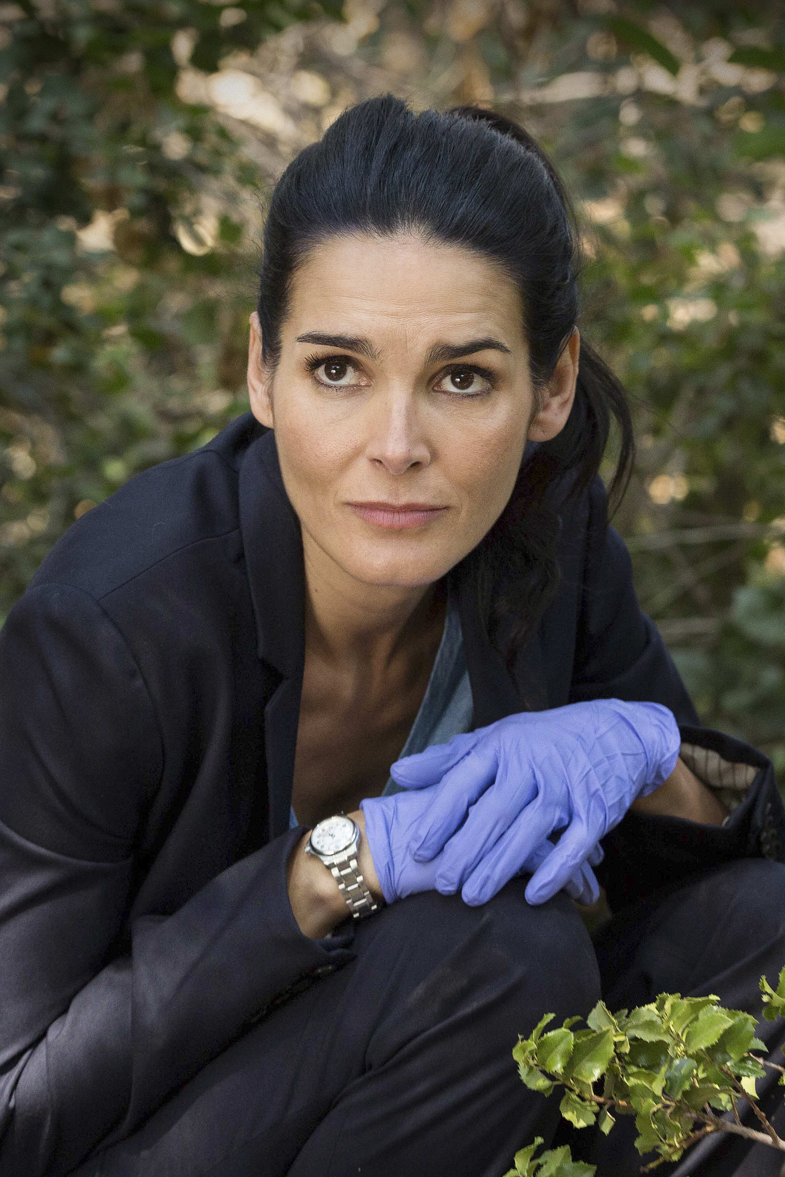 Watch rizzoli and clearance isles online free