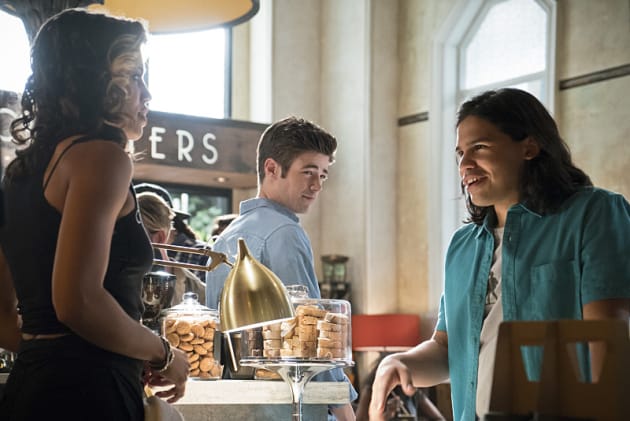 Cisco Flirts - The Flash Season 2 Episode 5