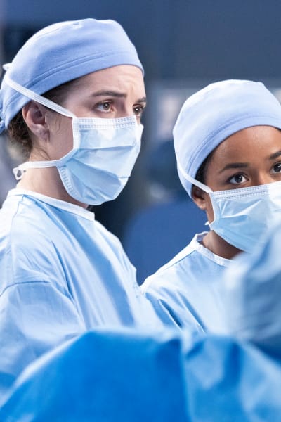 Jules and Simone Scrubbed In -tall - Grey's Anatomy Season 19 Episode 11