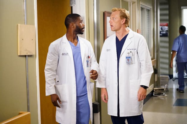 Owen Works With an Intern - Grey's Anatomy Season 12 Episode 4
