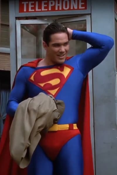 Clark Kent muda em uma cabine telefônica - Lois & Clark: As Novas Aventuras do Superman