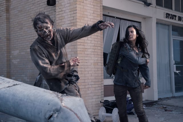 Take THAT, Walker! - Fear the Walking Dead Season 4 Episode 13