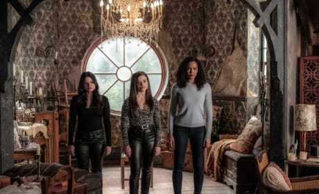 Charmed (2018) Season 2 Episode 18: "Don't Look Back in ...