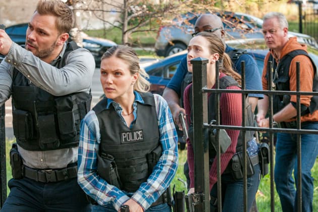 Intelligence Works Together - Chicago PD Season 5 Episode 6
