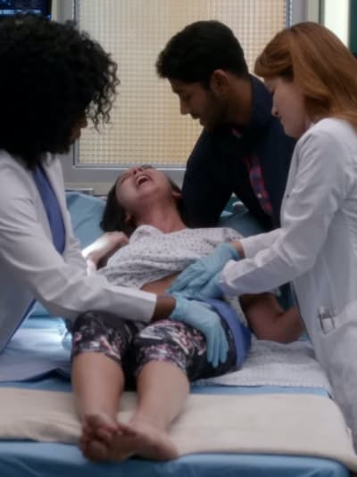 April and Stephanie With Patient - Grey's Anatomy Season 13 Episode 21