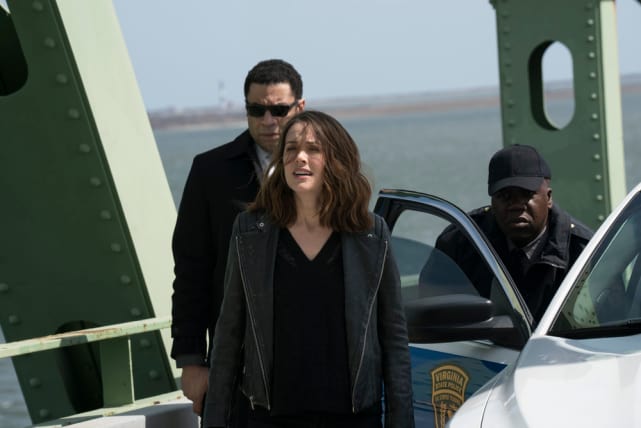 Liz and Harold lie in wait - The Blacklist Season 4 Episode 22