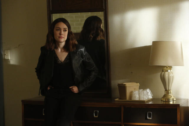 Liz posts up - The Blacklist Season 4 Episode 22