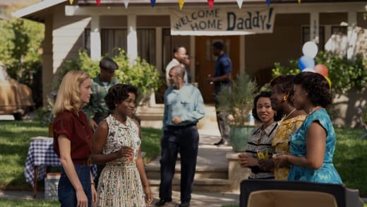 Elizabeth And Harriet Meet Neighbors - Lessons in Chemistry