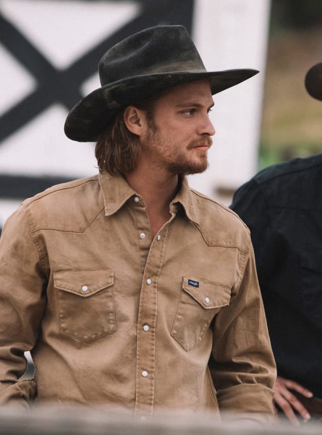 Kacey Looking Yonder Yellowstone Season 2 Episode 1 Tv Fanatic