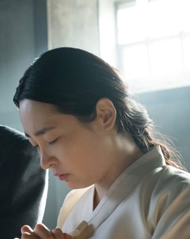 Sunja Praying - Pachinko Season 1 Episode 4