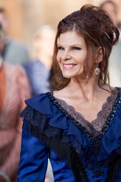 Lolita Davidovich as Autumn Delaney - Good Witch Season 6 Episode 0