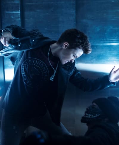 Taking Out a Henchman - Batwoman Season 1 Episode 1