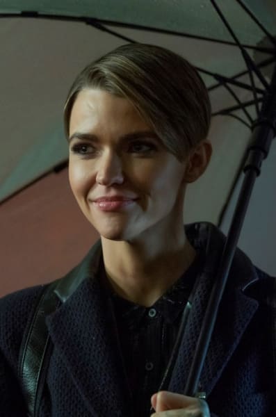 Kate with Umbrella - Batwoman Season 1 Episode 18