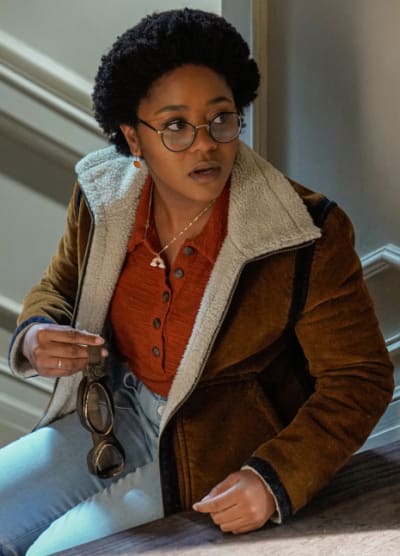Beth hold - Stargirl Season 1 Episode 5