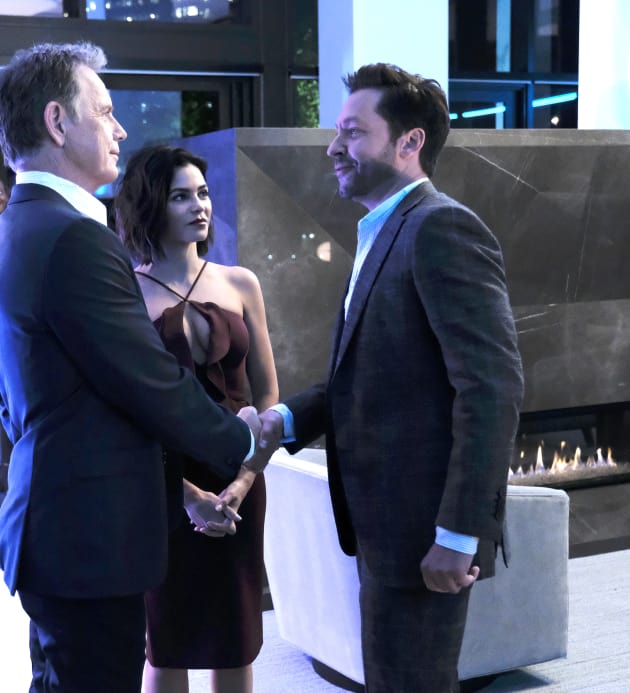 Shaky Hands and Handshakes - The Resident Season 2 Episode 4